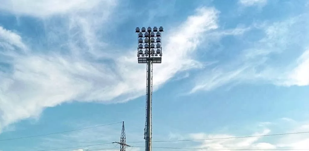 Мачты освещения для спортивных объектов: с мобильной короной